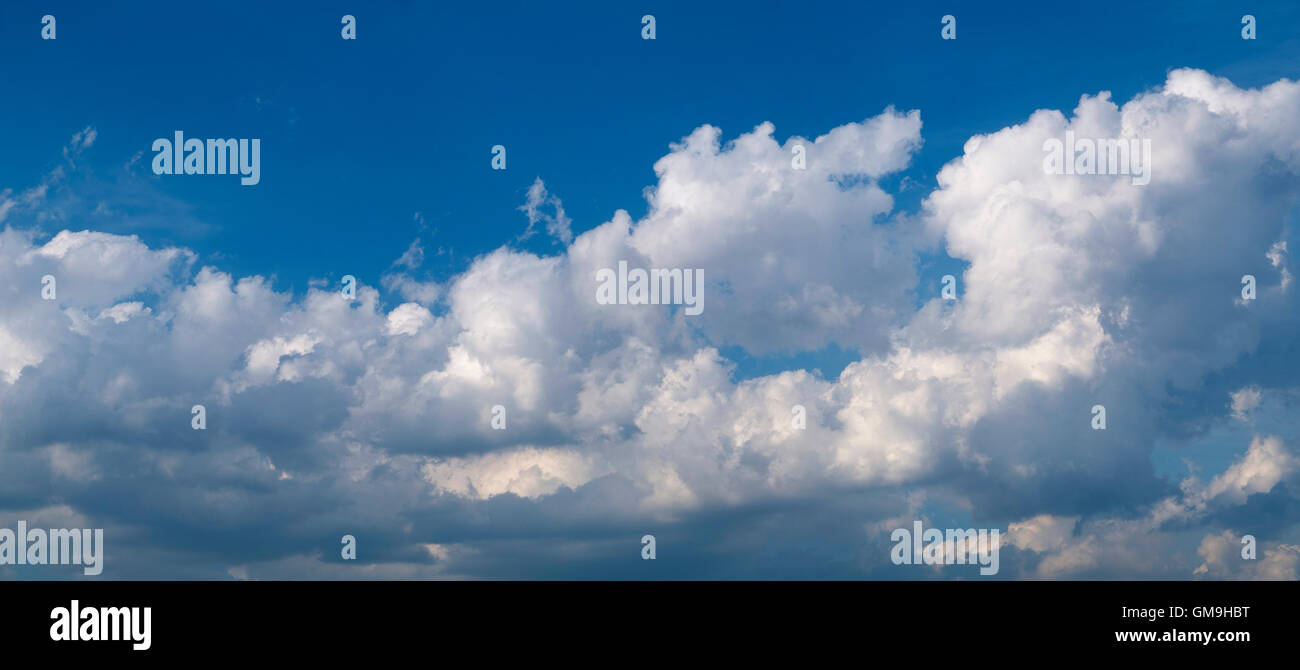 Cloudscape panoramica in presenza di luce solare Foto Stock