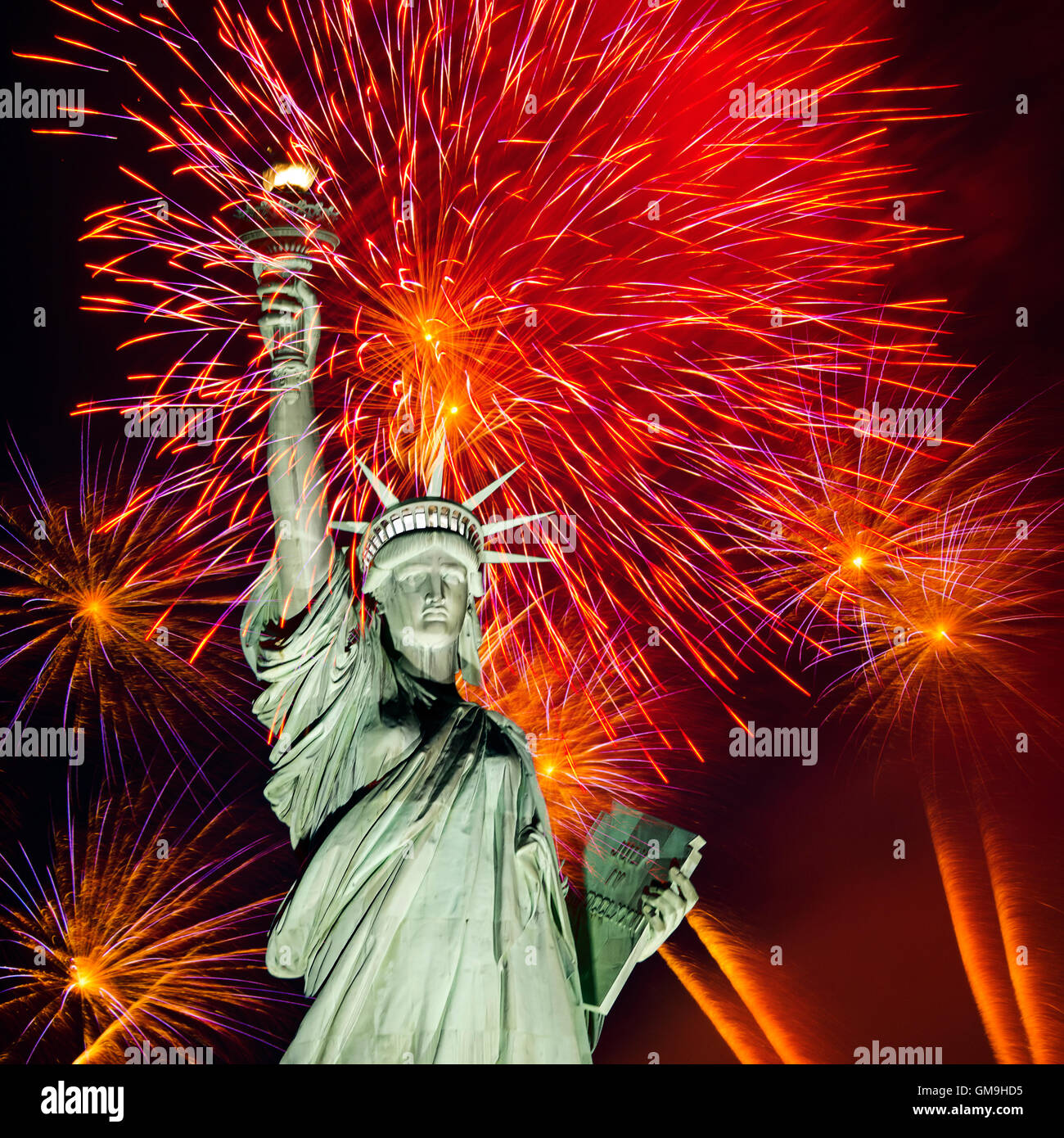 Fuochi d'artificio dietro la statua della Libertà Foto Stock