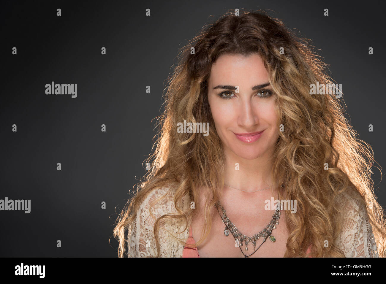 Ritratto di bella donna con lunghi capelli biondi Foto Stock