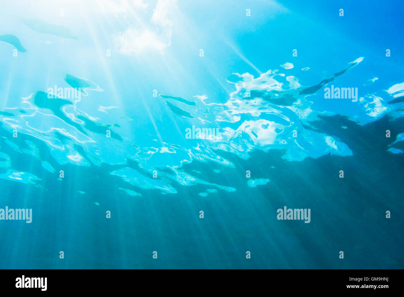 Sunbeam shining underwater Foto Stock