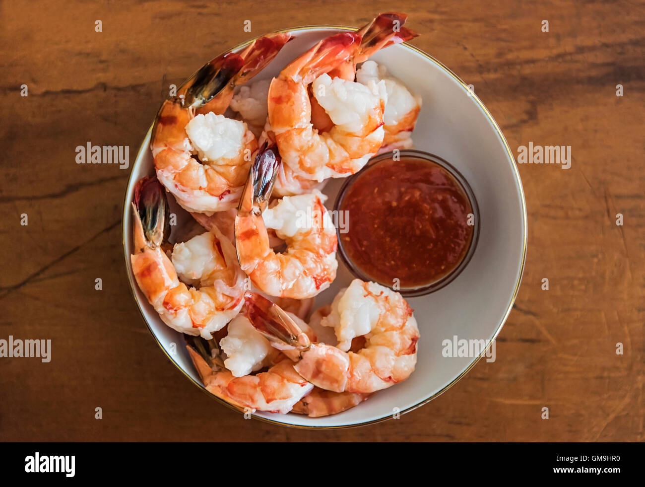 Gamberetti e salsa cocktail nel recipiente Foto Stock