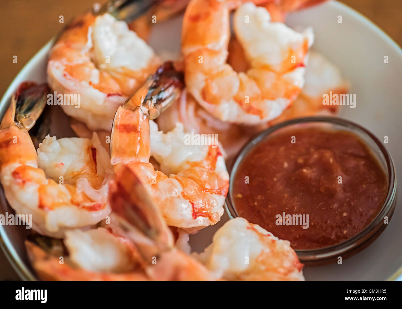 Gamberetti e salsa cocktail nel recipiente Foto Stock