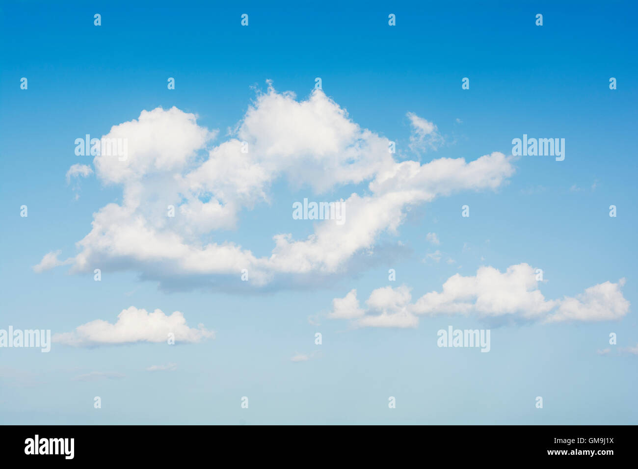 Nuvole nel cielo blu Foto Stock