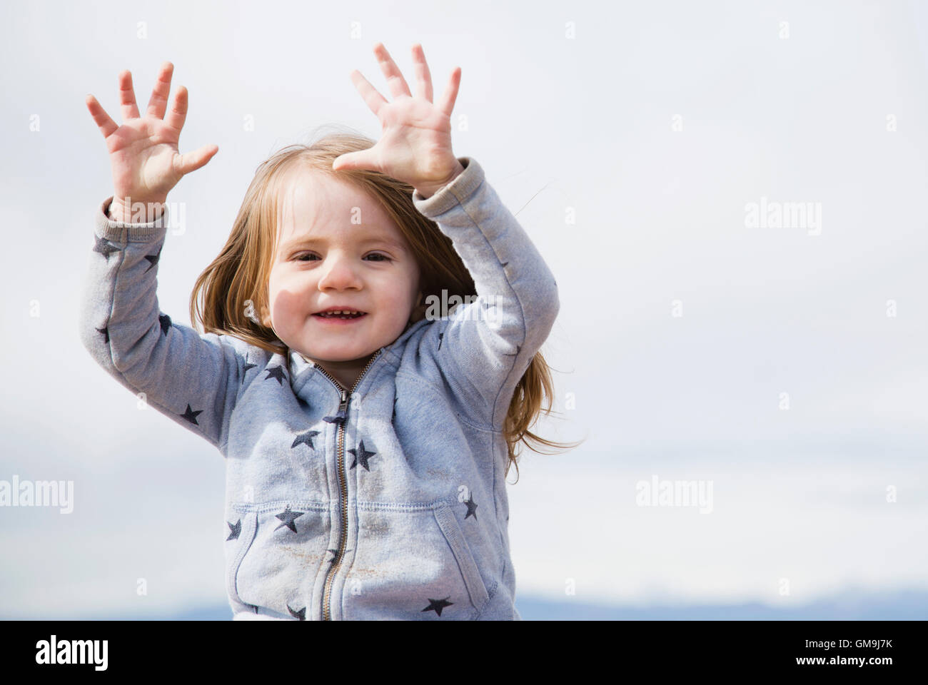 Ritratto di bambina (18-23 mesi) dei bracci di sollevamento Foto Stock