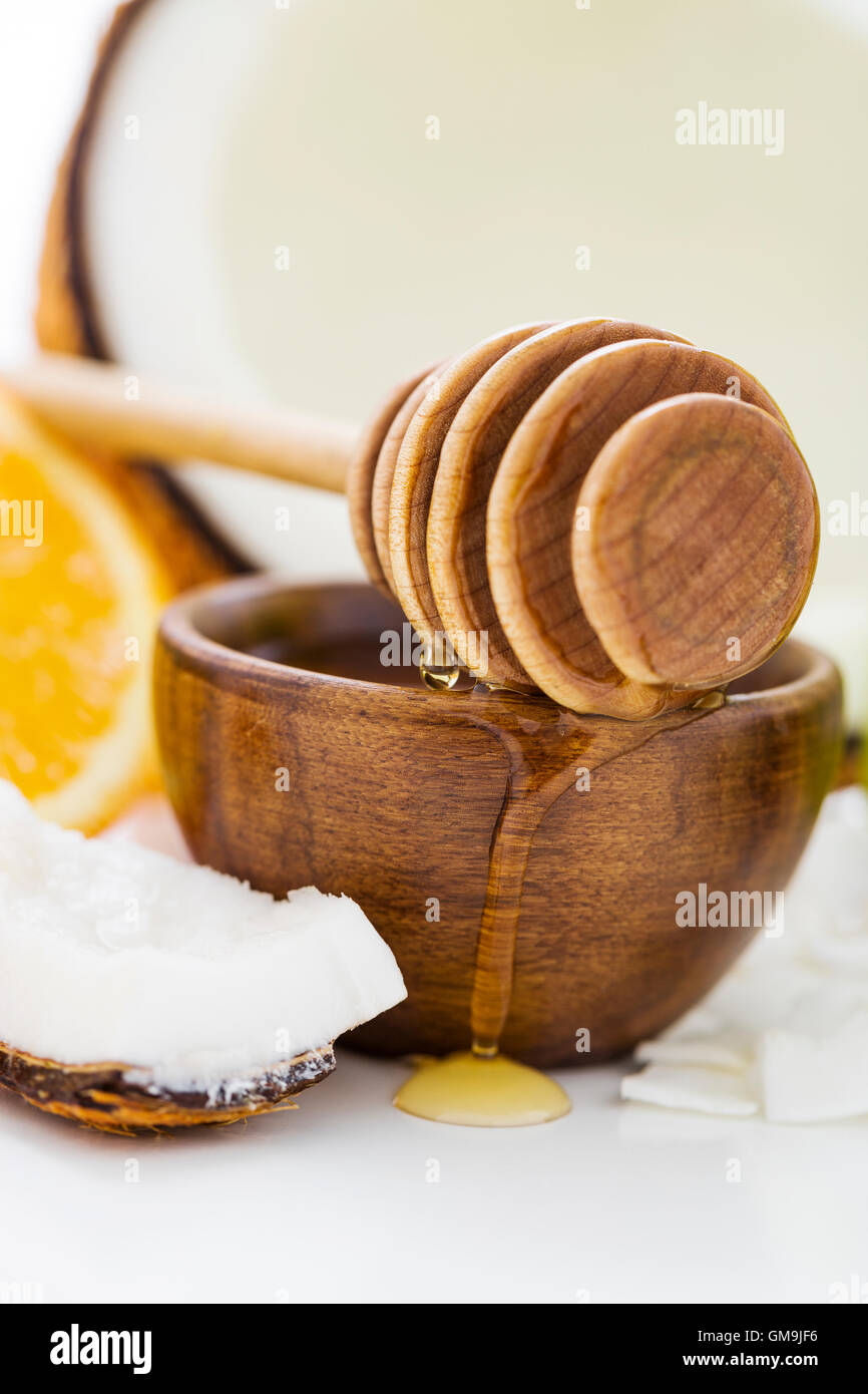 Ciotola con il miele Il miele il bilanciere e noce di cocco Foto Stock