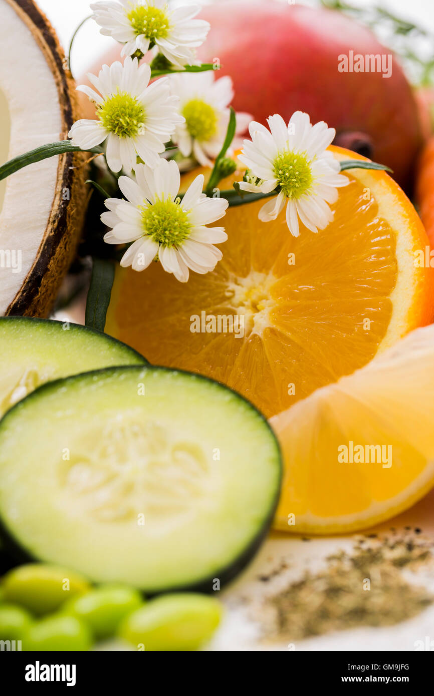 Fiore e fette di cetriolo e arancione Foto Stock