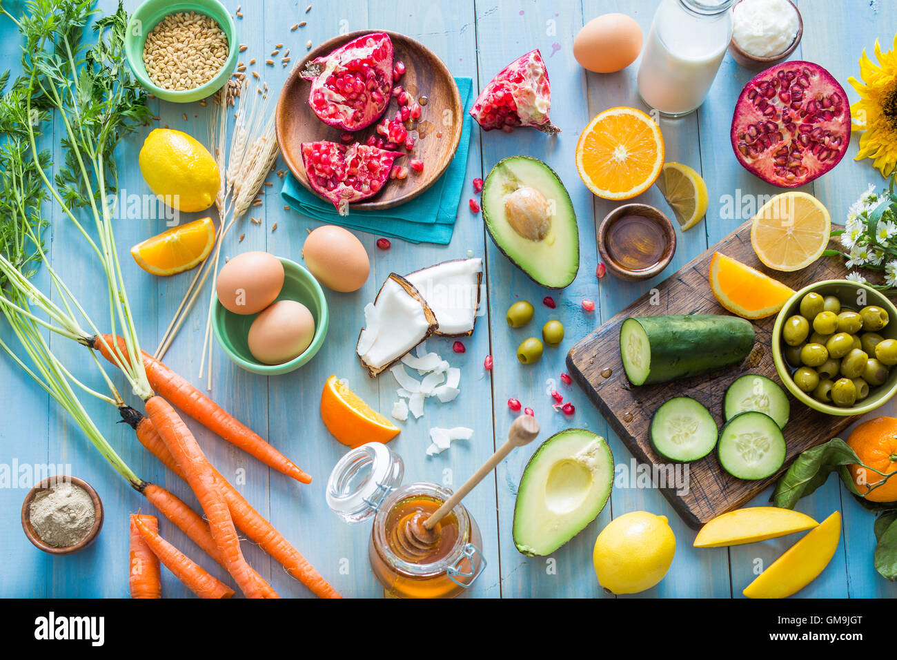 Vista aerea del tavolo con vari ortaggi e frutta Foto Stock