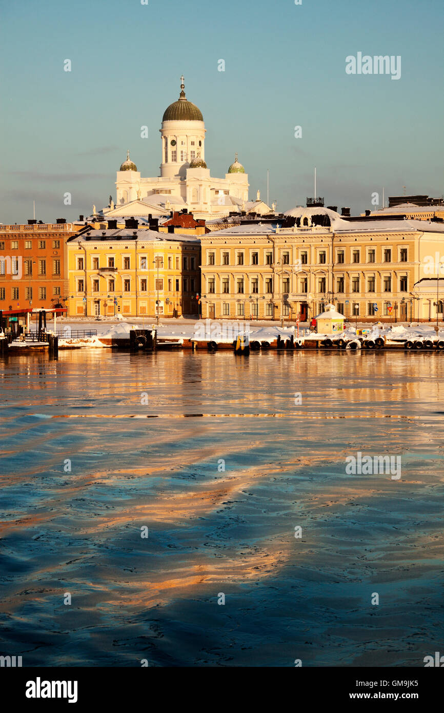 Finlandia, Helsinki, dal porto e dalla cattedrale al tramonto Foto Stock