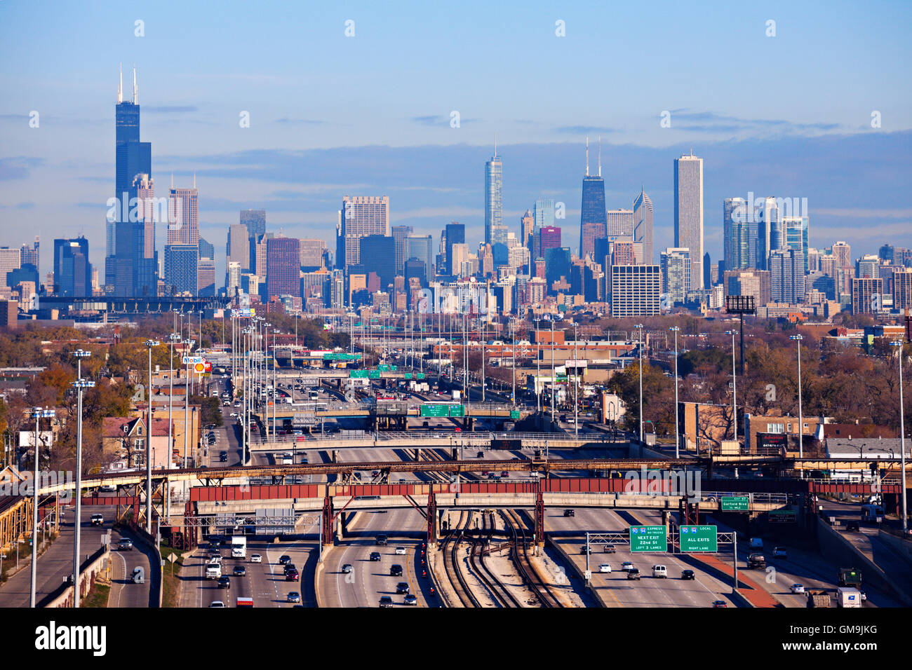 Illinois, Chicago, scena urbana con traffico automobilistico e grattacieli di distanza Foto Stock