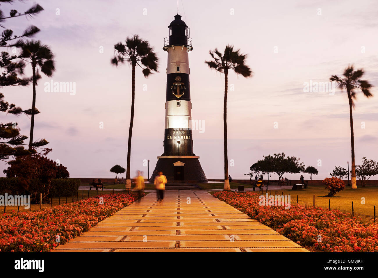 Il Perù, Lima, Miraflores, Faro de La Marina e palme al tramonto Foto Stock