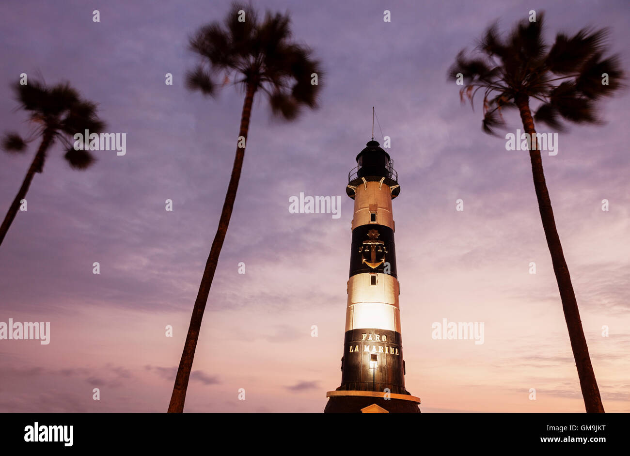 Il Perù, Lima, Miraflores, Faro de La Marina e palme al tramonto Foto Stock