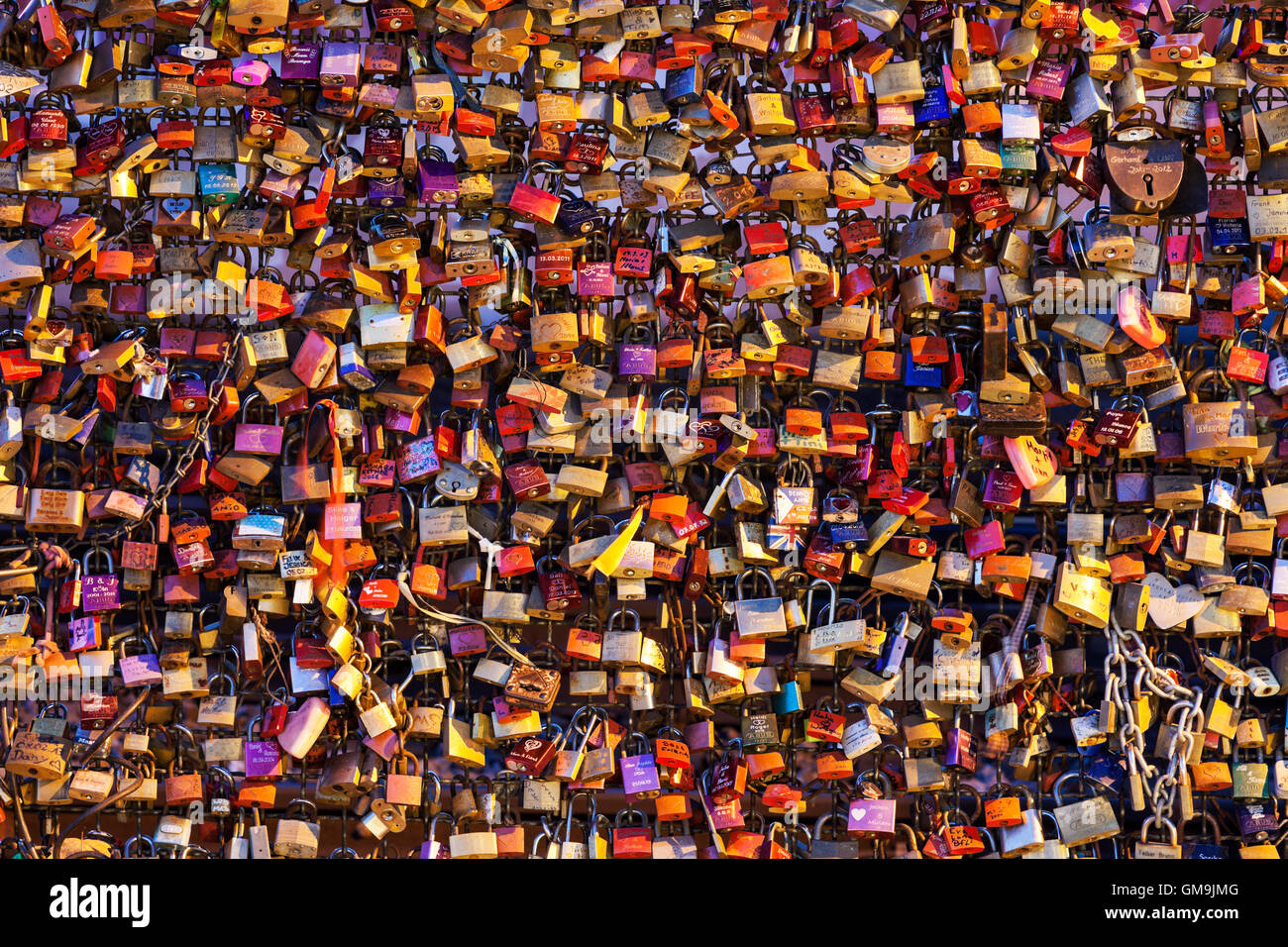 In Germania, in Renania settentrionale-Vestfalia, Colonia, amore i lucchetti sul ponte di Hohenzollern Foto Stock