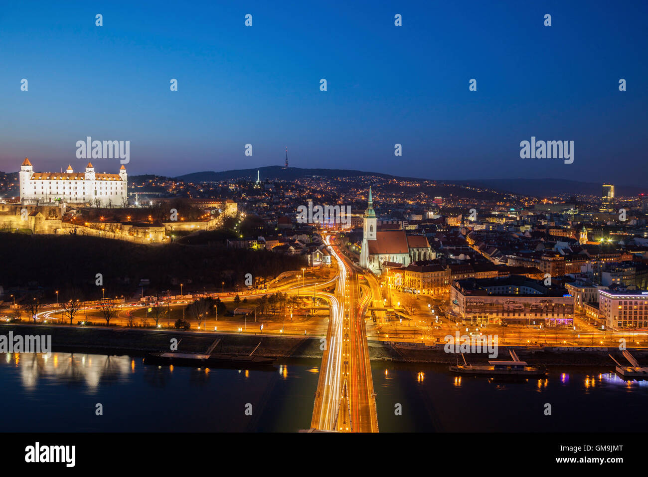 La Slovacchia, Bratislava, città al crepuscolo Foto Stock