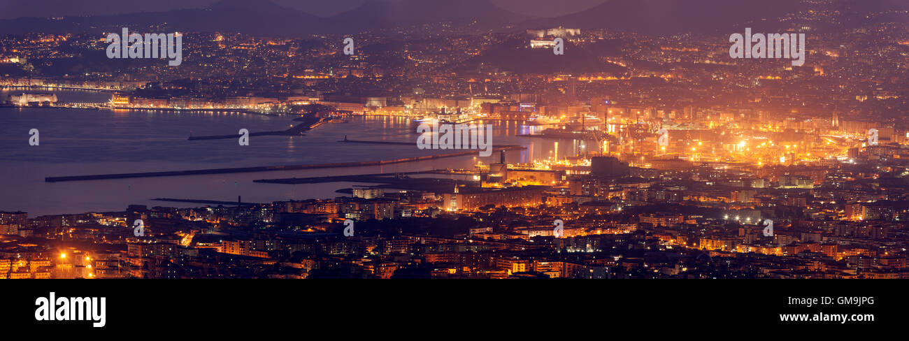 L'Italia, Campania, Napoli, Panorama della città di notte Foto Stock