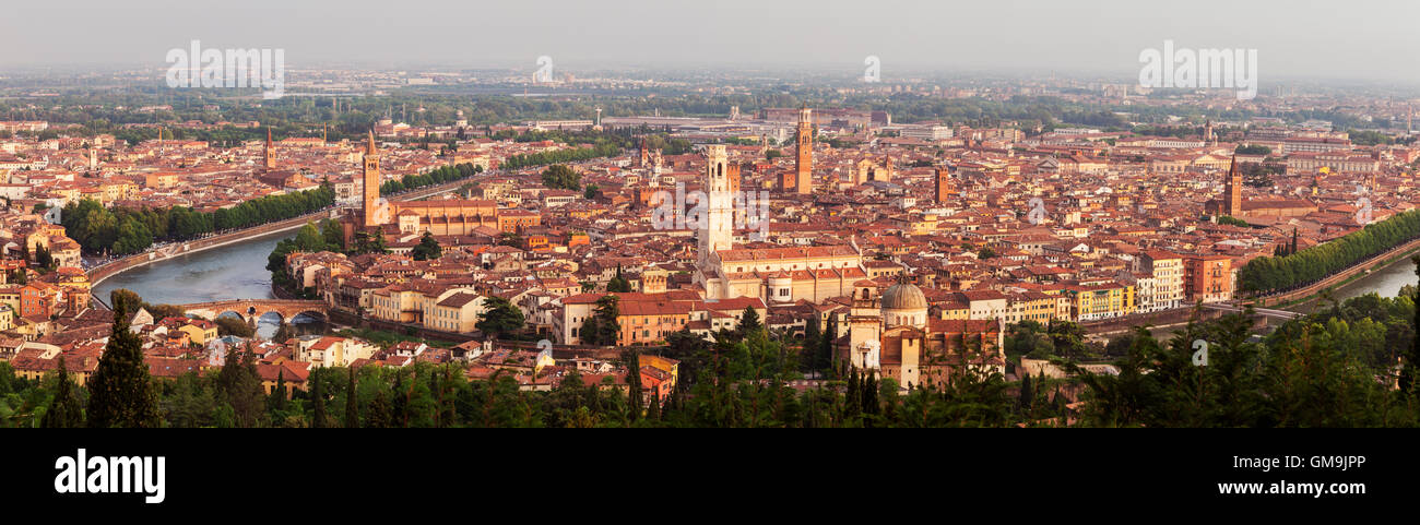 L'Italia, Veneto, Verona, Panorama della città al tramonto Foto Stock
