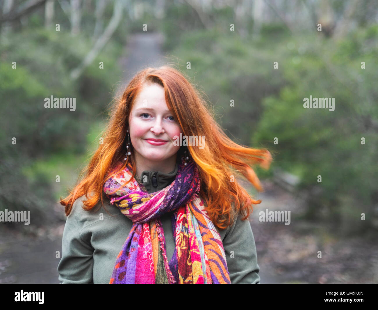 Ritratto di sorridere redhead donna in sciarpa Foto Stock