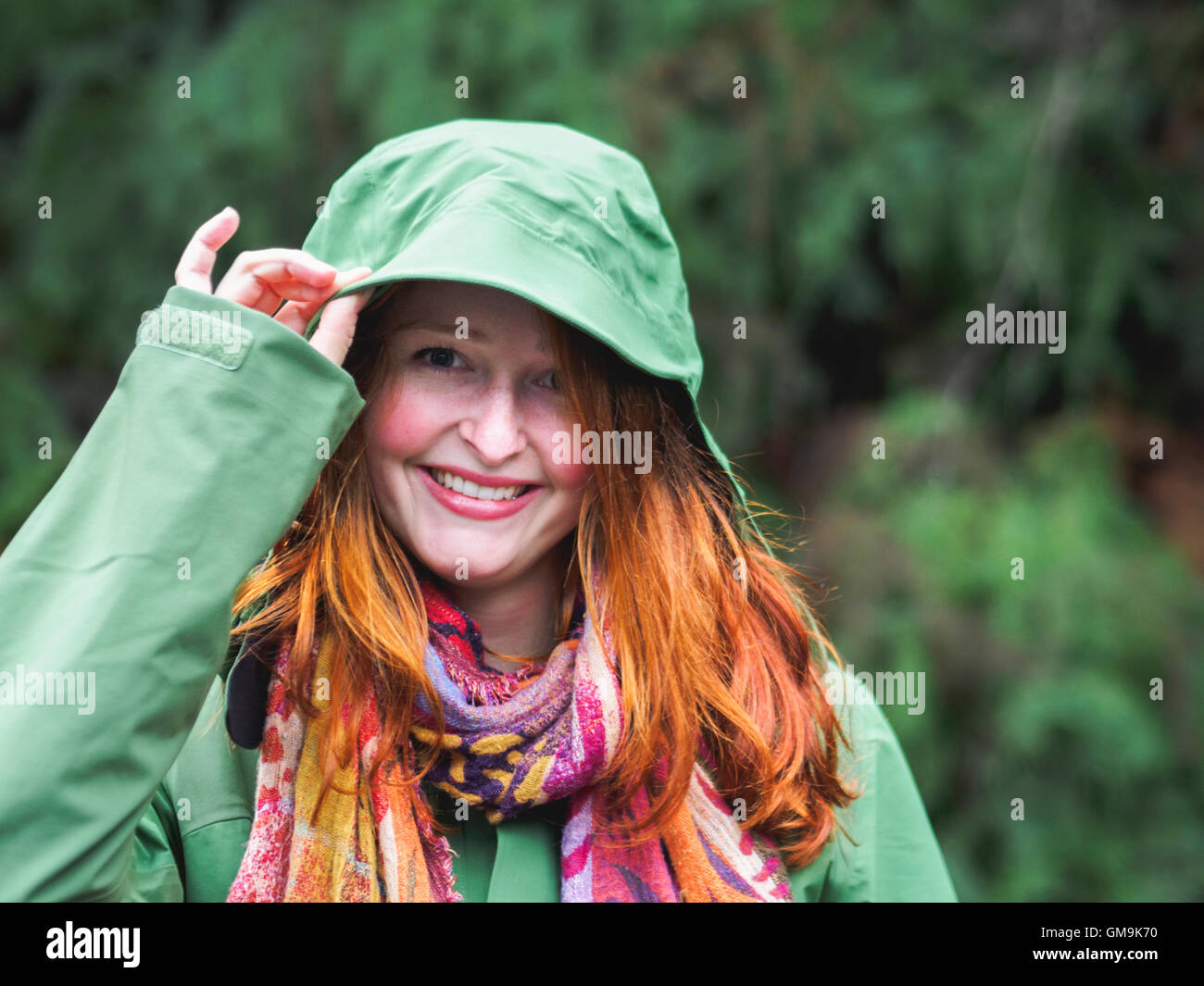 Ritratto di sorridere redhead in giacca verde Foto Stock