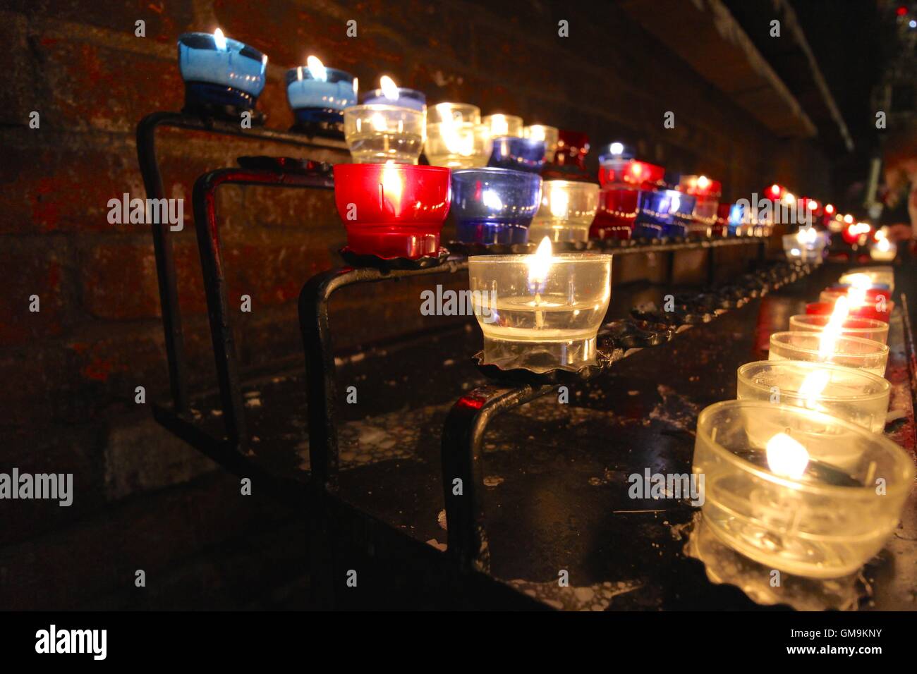 Candele NELLA SANTA CASA WALSINGHAM santuario anglicano, su un pellegrinaggio in Norfolk, uno dei più grandi santuari in per i cristiani in Inghilterra Foto Stock