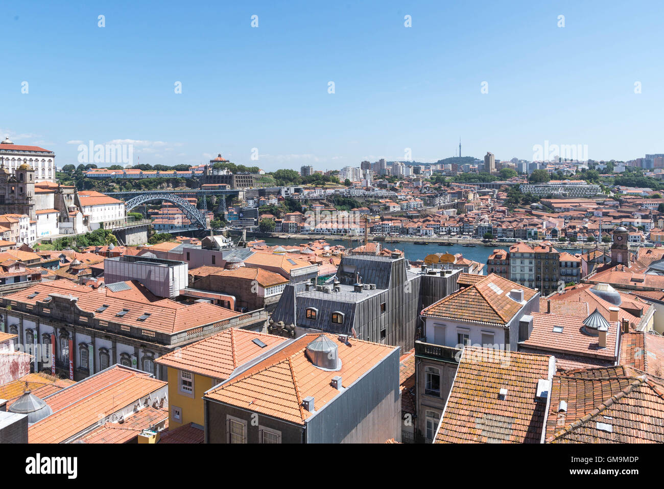 Il fiume Douro e Ponte de Dom Luis i bridge come osservato su tetti, Porto, Portogallo. Foto Stock