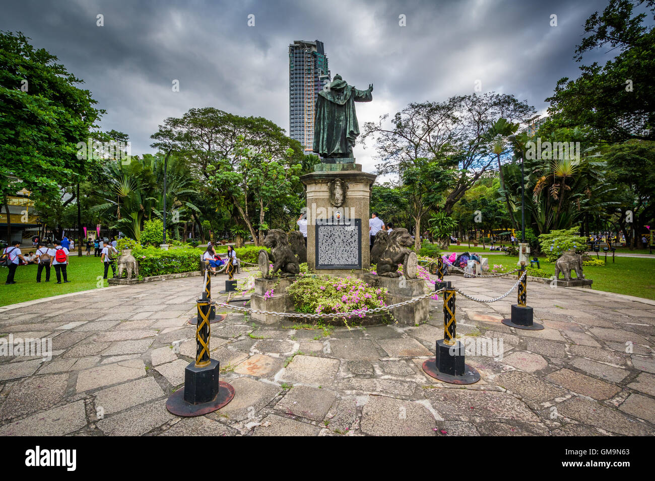 Statua presso l' Università di Santo Tomas, in Sampaloc, Manila, Filippine. Foto Stock