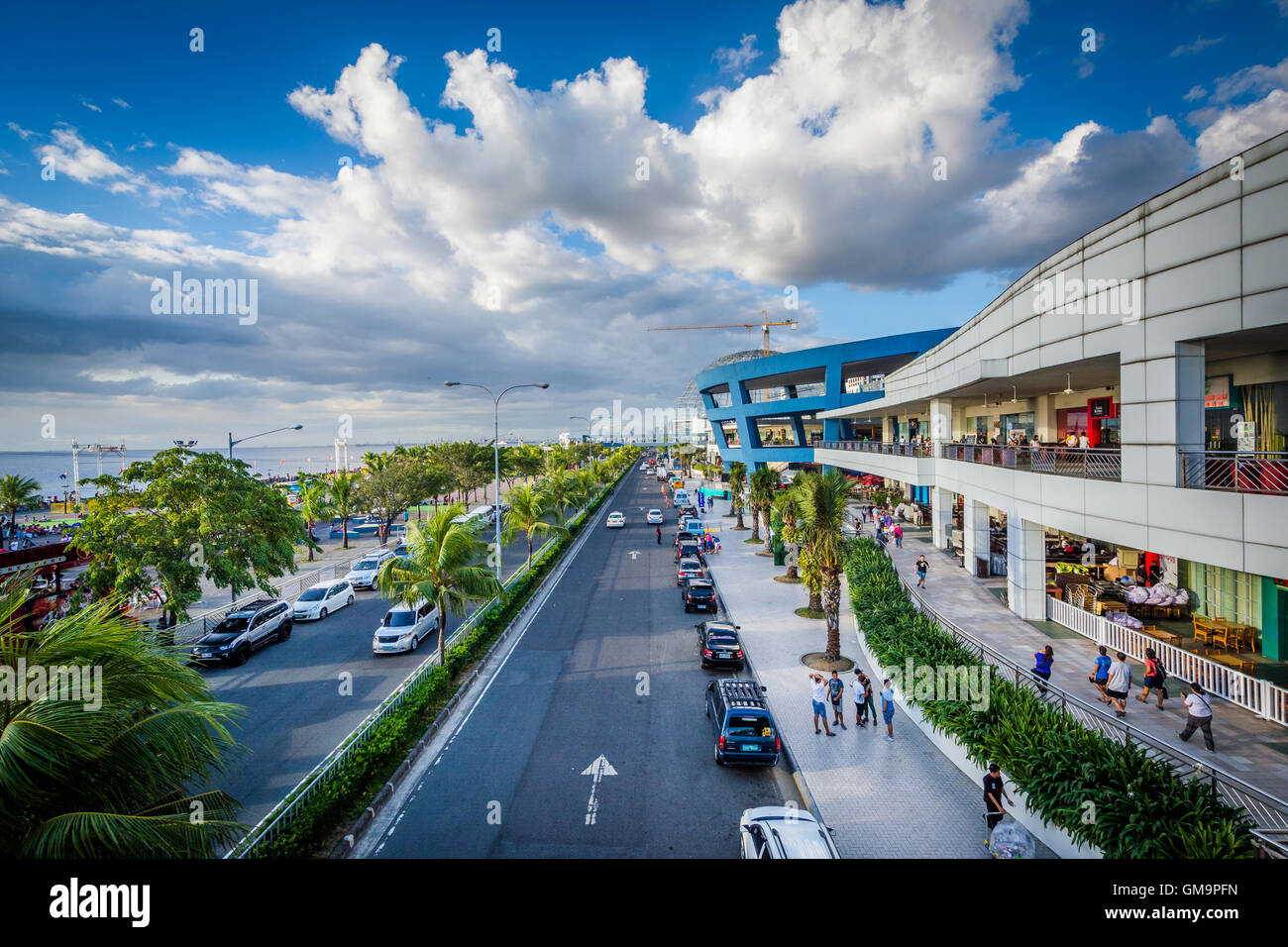 La parte esterna del centro commerciale Mall of Asia e viale lungomare, Pasay, Metro Manila nelle Filippine. Foto Stock