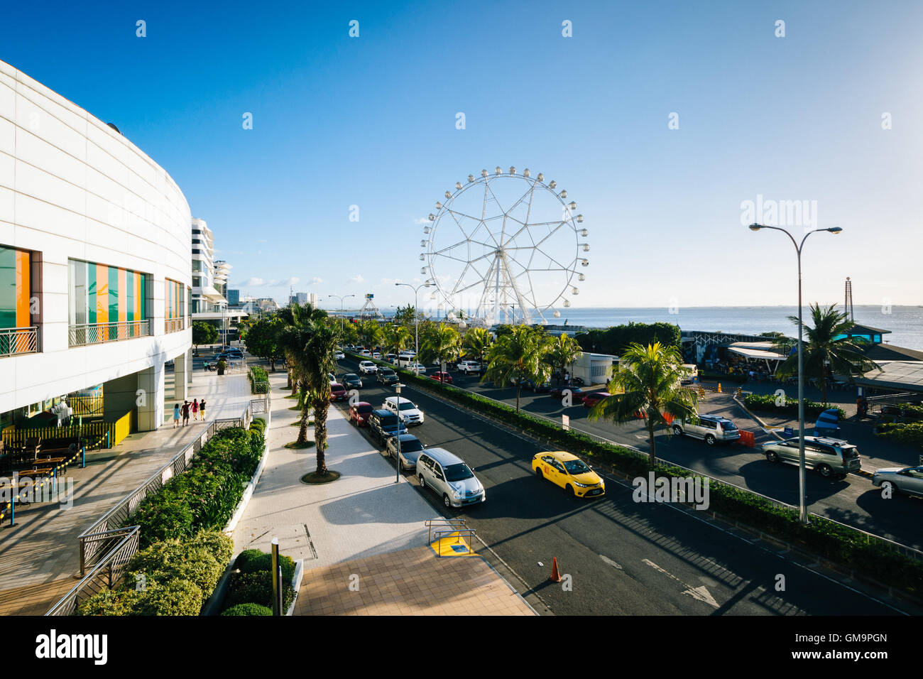 La parte esterna del centro commerciale Mall of Asia e ruota panoramica Ferris, Pasay, Metro Manila nelle Filippine. Foto Stock