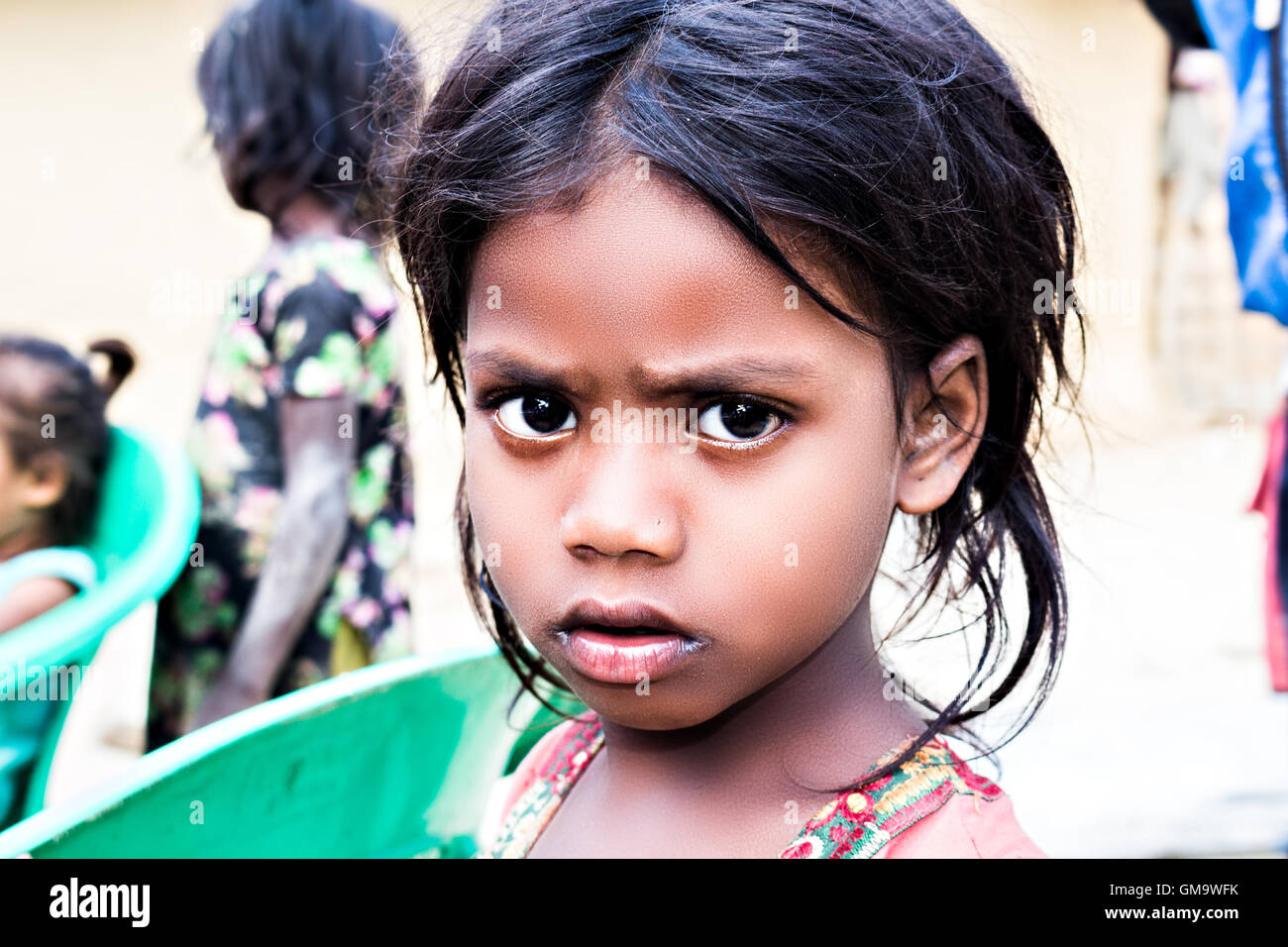 Ritratto di viaggio di una ragazza mushahar nel quartiere Dhanusha del Nepal Foto Stock