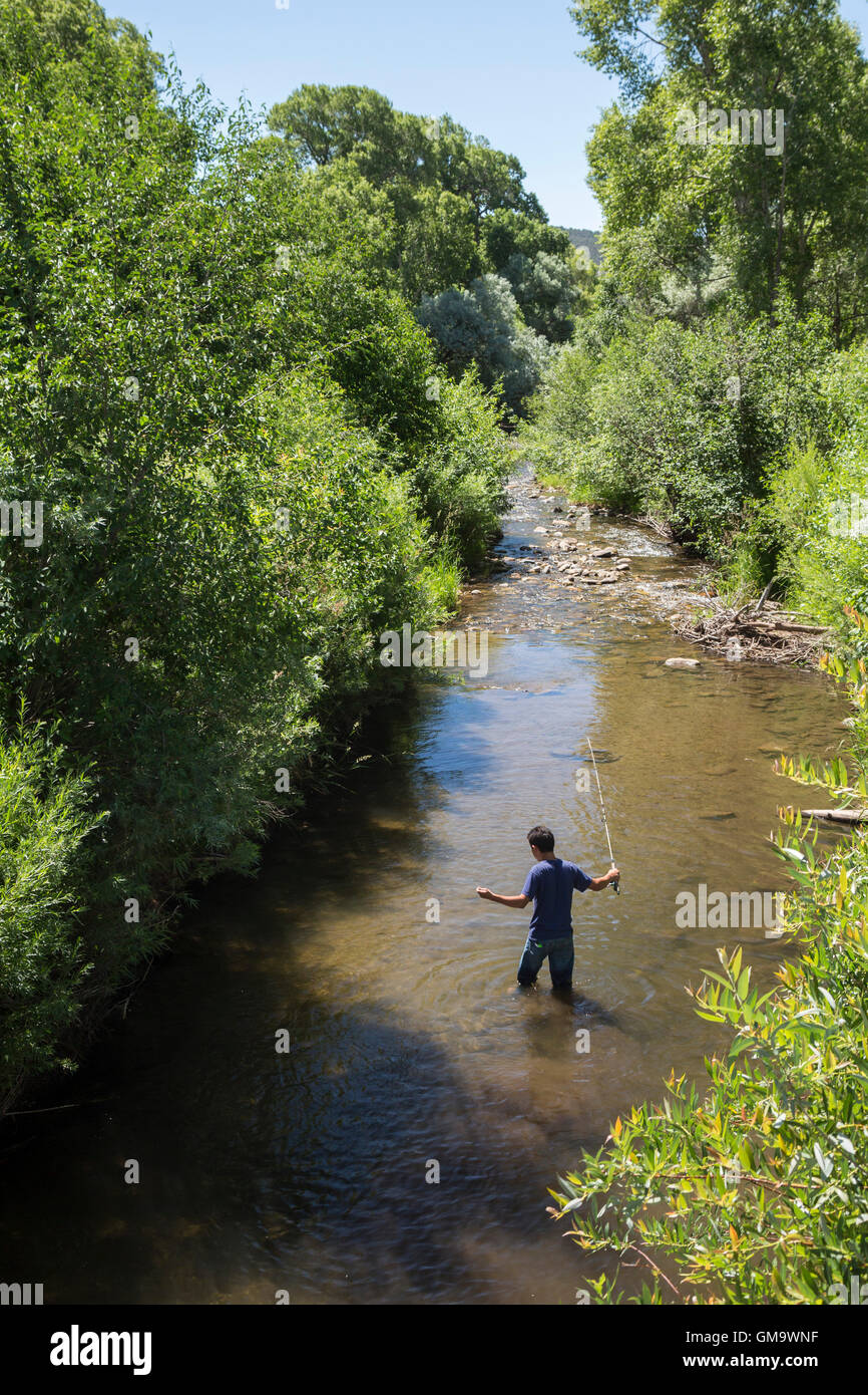 Pecos, New Mexico - un ragazzo di pesci nel fiume Pecos. Foto Stock