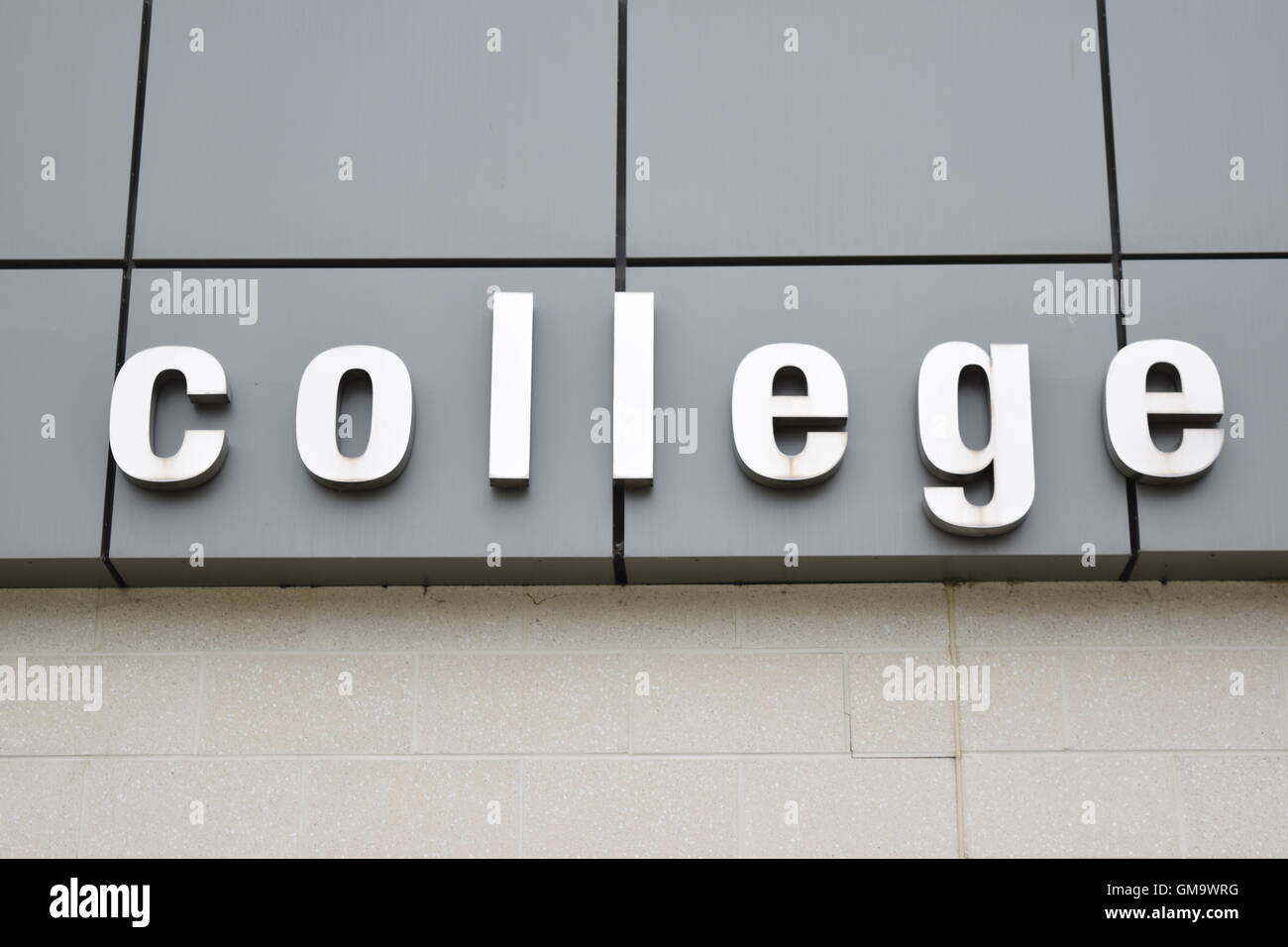 Segno di grandi dimensioni che mostra College Foto Stock