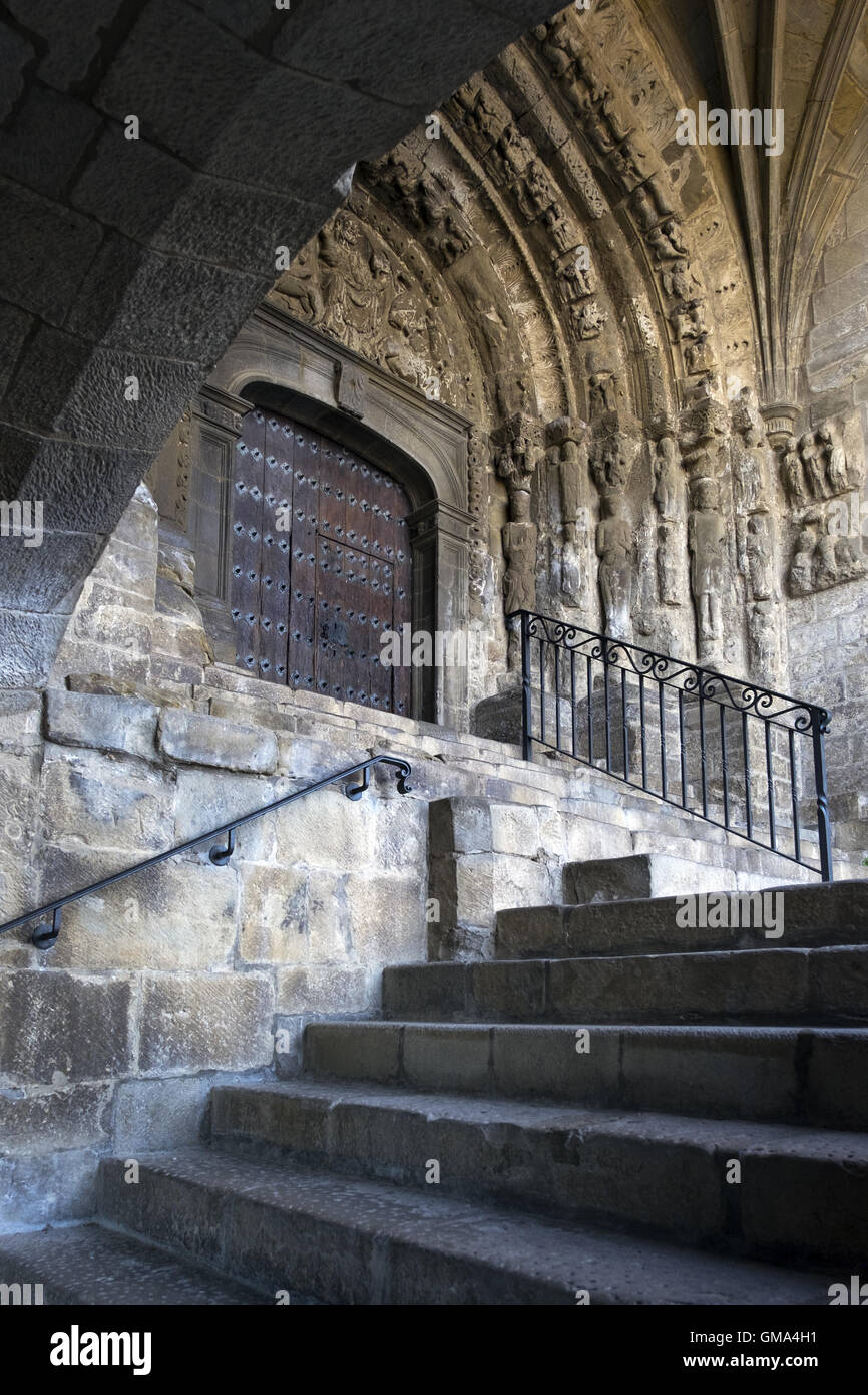 Dodicesimo secolo facciata romanica della chiesa di San Esteban. Foto Stock