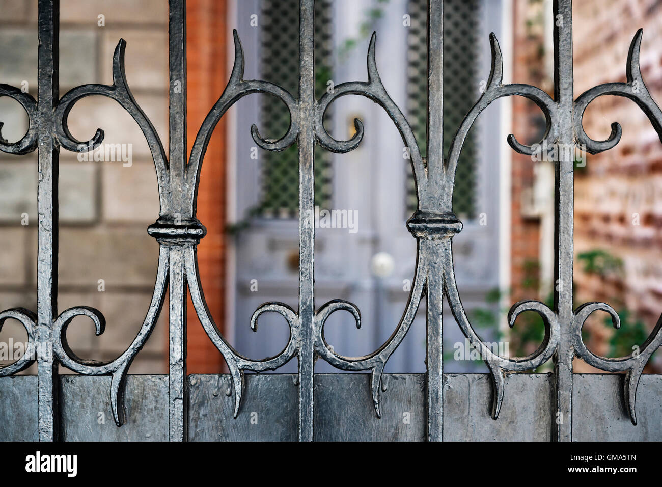 Ferro battuto frammento di recinzione di fronte ad un edificio in Toulouse, Francia. Foto Stock