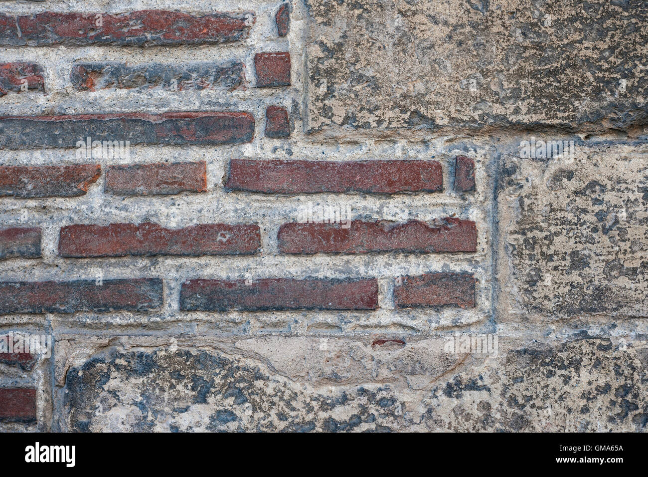 Frammento di un vecchio in mattoni e muro di pietra. Saint Sernin Basilica, Toulouse, Francia. Foto Stock