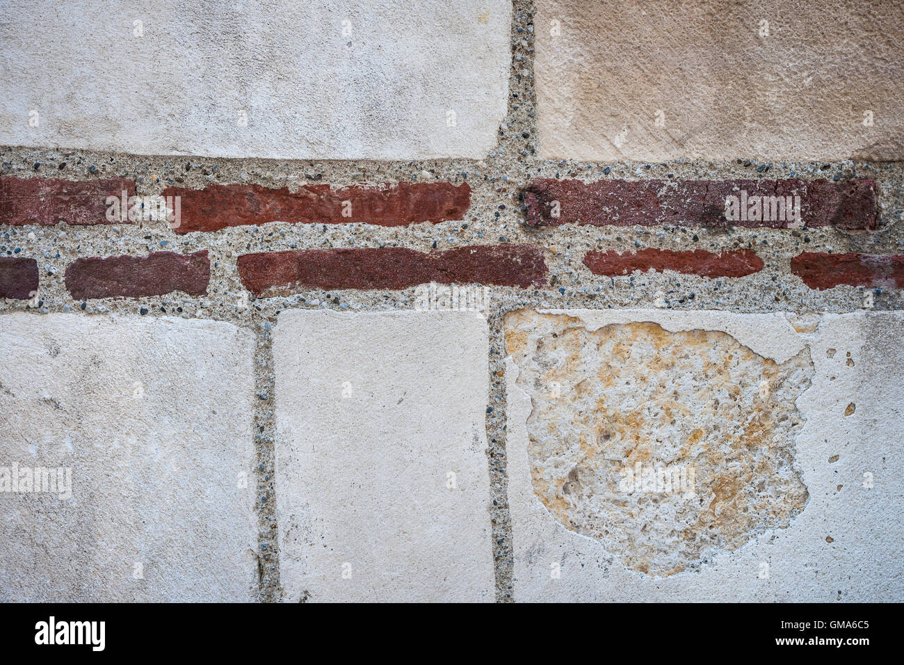 Frammento di un vecchio in mattoni e muro di pietra. Saint Sernin Basilica, Toulouse, Francia. Foto Stock