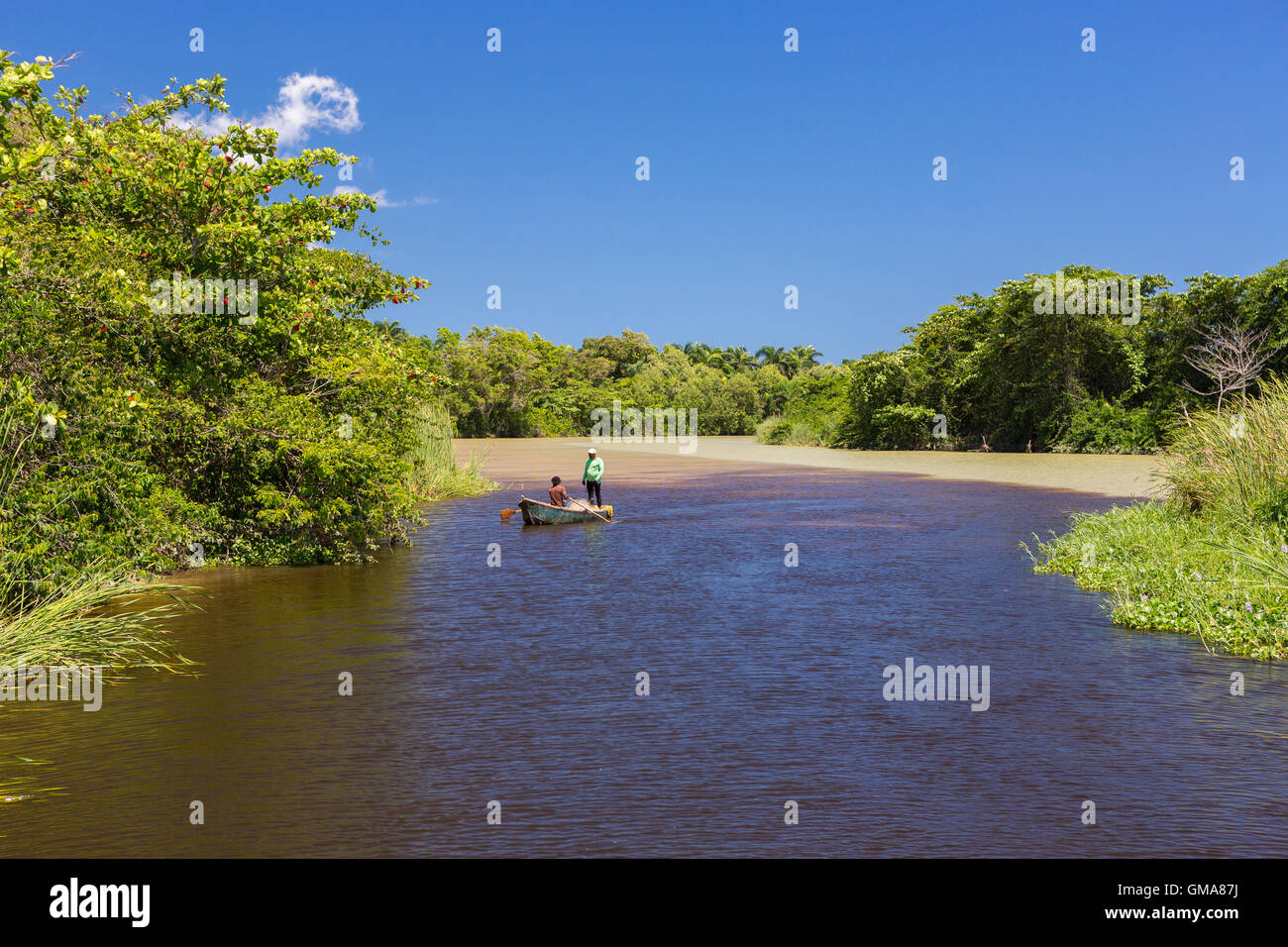 Repubblica dominicana - i pescatori in canotto sul fiume yasica Foto Stock