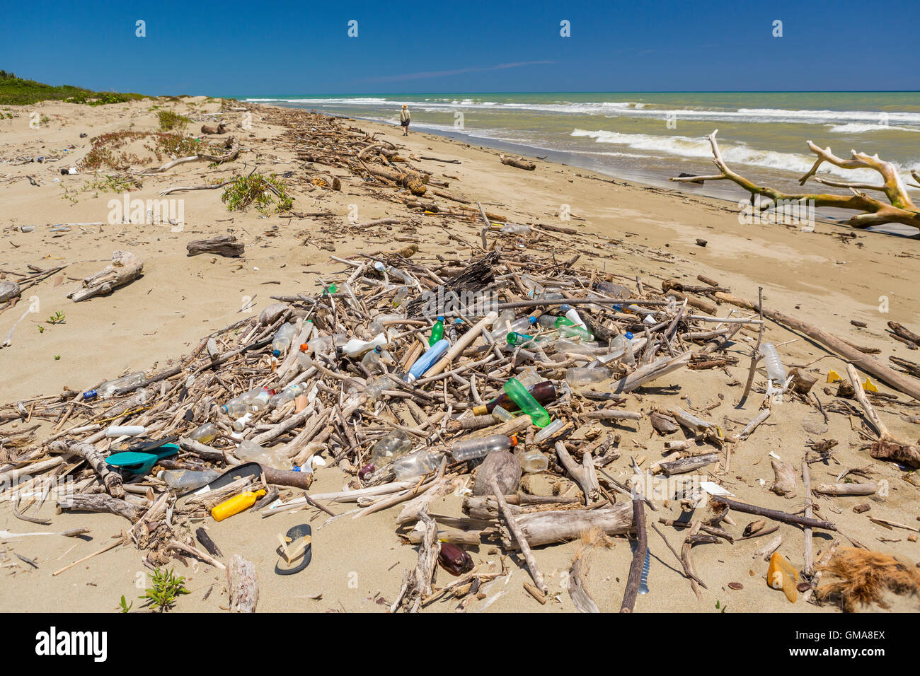 Repubblica Dominicana - immondizia sulla spiaggia, bottiglie di plastica e cestino, vicino alla bocca del fiume Yasica. Foto Stock
