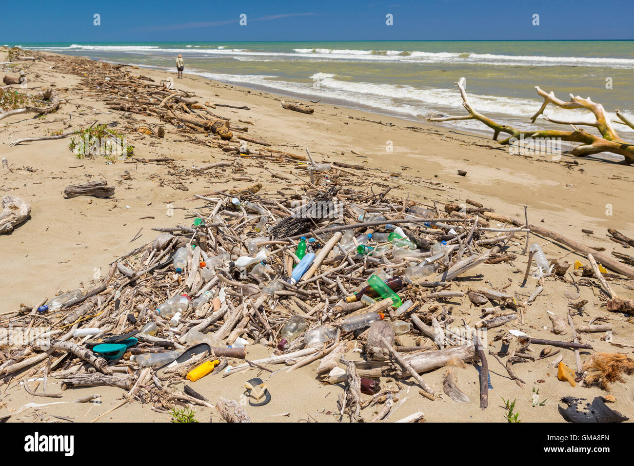 Repubblica Dominicana - immondizia sulla spiaggia, bottiglie di plastica e cestino, vicino alla bocca del fiume Yasica. Foto Stock