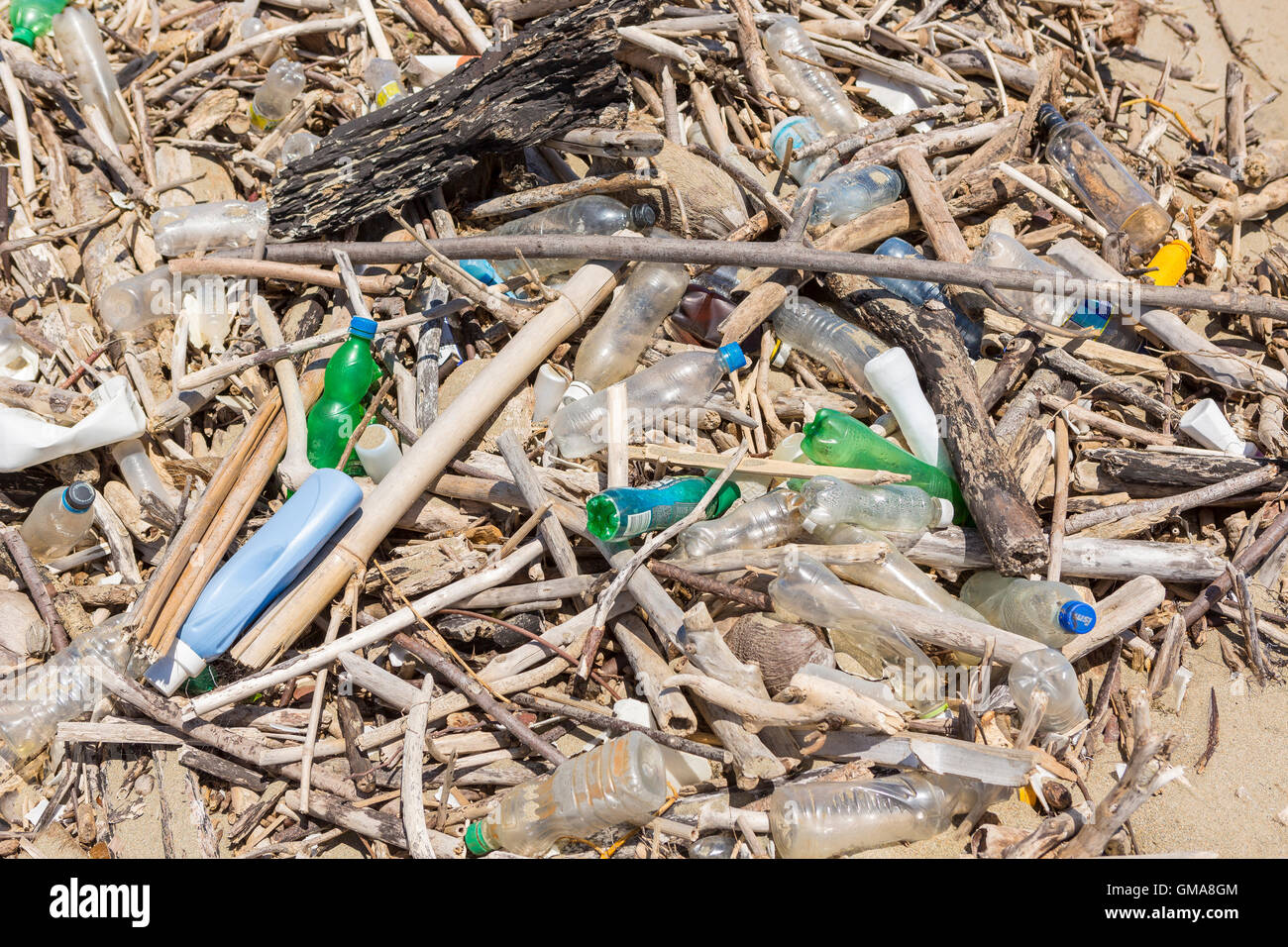 Repubblica Dominicana - immondizia sulla spiaggia, bottiglie di plastica e cestino, vicino alla bocca del fiume Yasica. Foto Stock