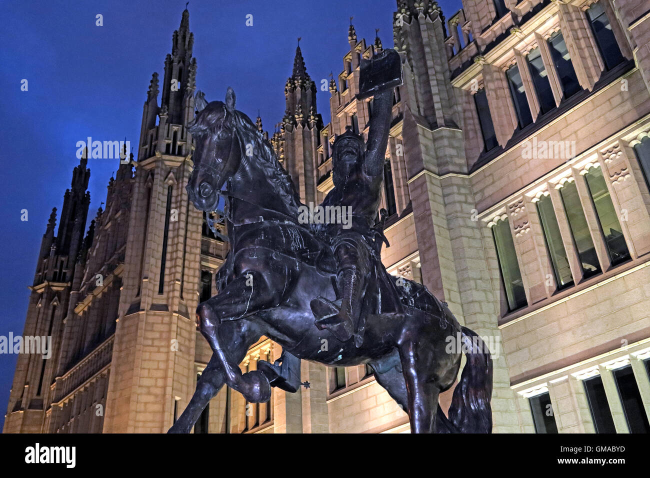 Robert the Bruce statua,Marischal College al crepuscolo, città di Aberdeen, Scozia, Regno Unito Foto Stock