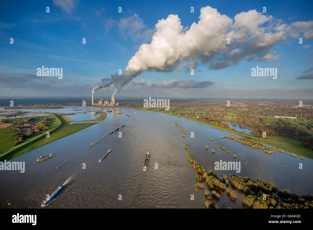 Vista aerea, Duisburg-Walsum Reno si affaccia sul STEAG power plant Voerde con fumo e di riflessione sulle acque del Reno, della navigazione Foto Stock