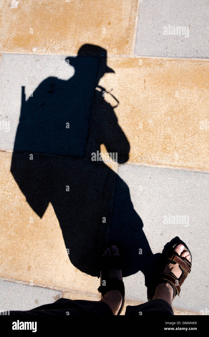 Una fotografia del fotografo di ombra sulla pavimentazione in lastre. Foto Stock