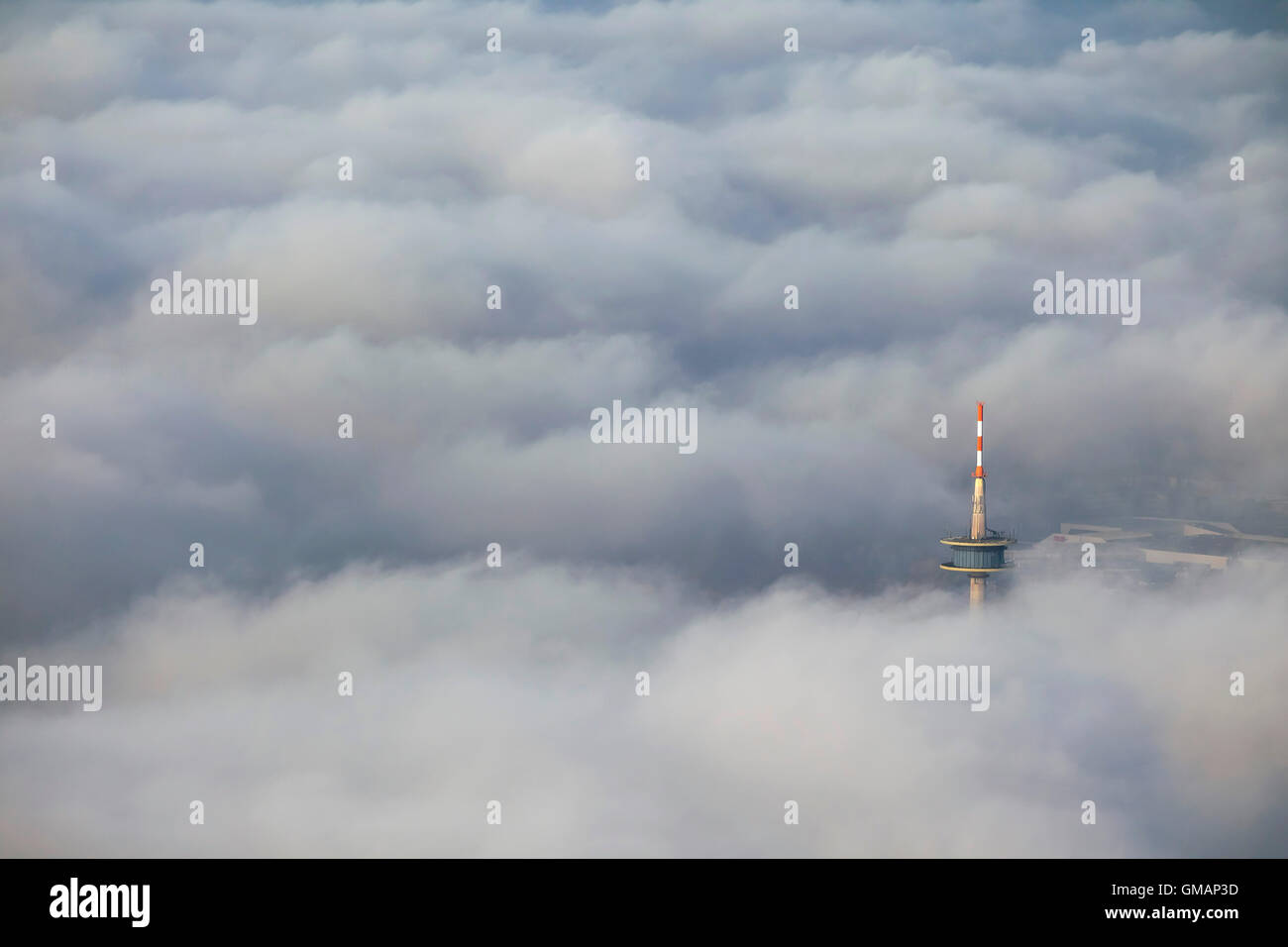 Vista aerea, la Essen TV Tower guardando da le nuvole basse, autunno nuvole sopra il centro di Essen, vista aerea di Essen Foto Stock