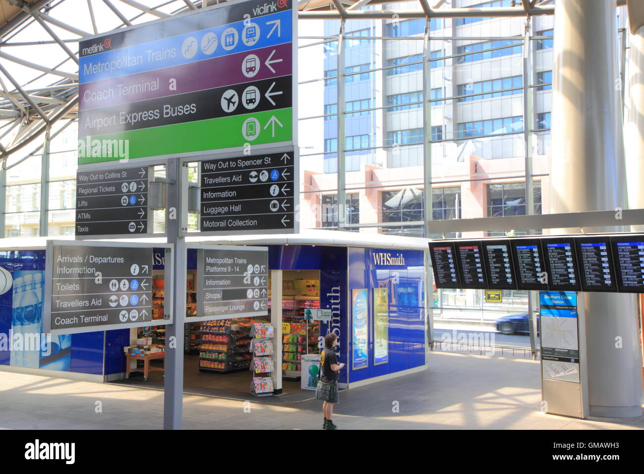 Segno di informazioni e orari presso la Stazione di Southern Cross in Melbourne Australia. Foto Stock