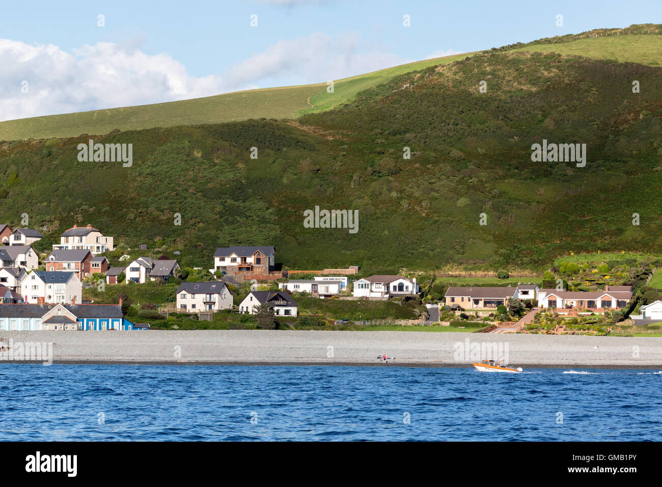 Guardare il mare verso la proprietà su felin y mor road Aberystwyth impostata dal mare in Aberystwyth Foto Stock