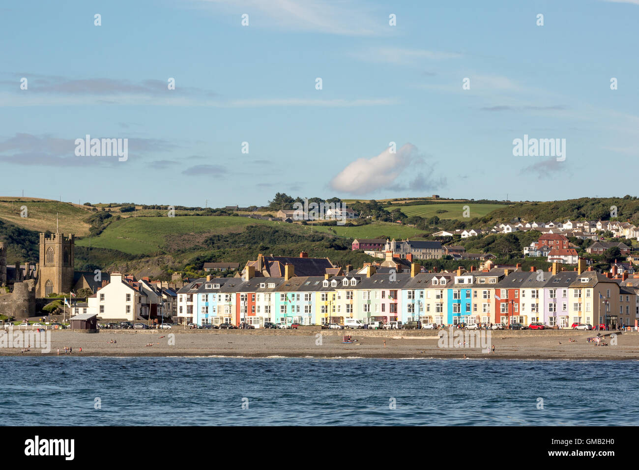 Guardare il mare verso Aberystwyth South Beach e la terrazza di case Foto Stock