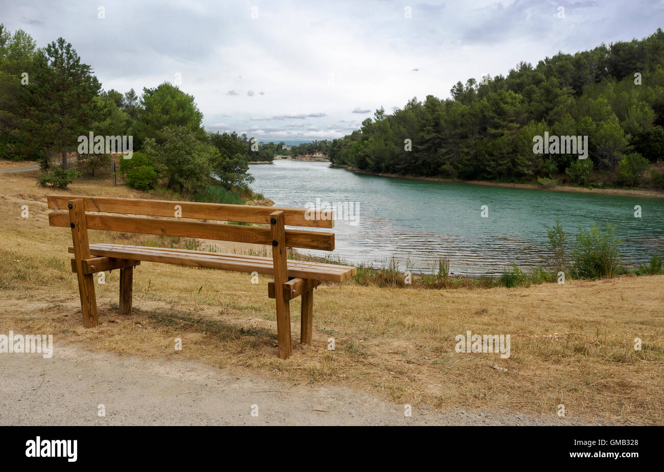 La solitudine in corrispondenza del banco vicino a un lago Foto Stock