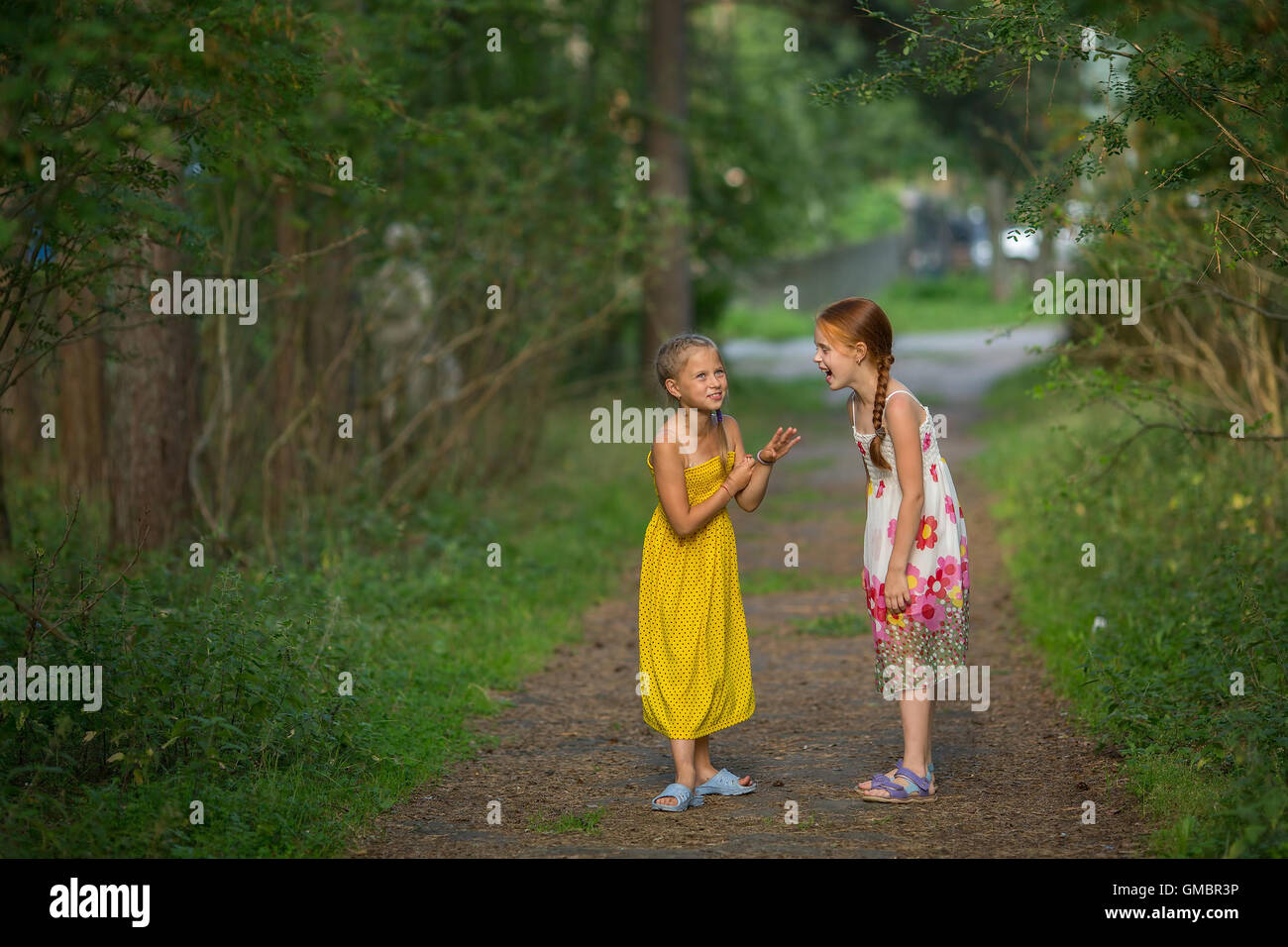 Due bambine emotivamente parlando nel parco. Foto Stock