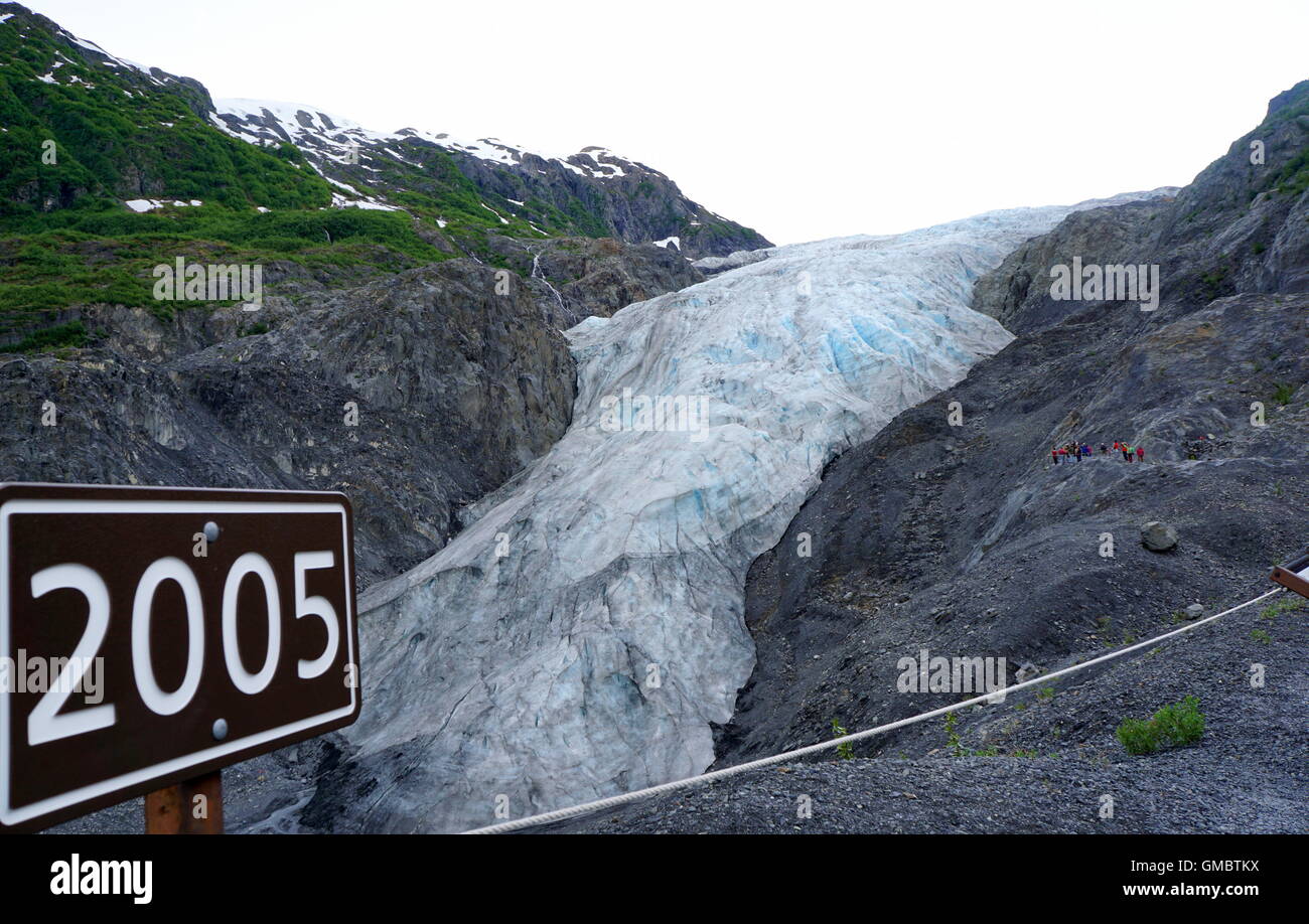 Exit Glacier ( un ghiacciaio in recessione), un segno che mostra la posizione del ghiacciaio nel 2005, il Parco nazionale di Kenai Fjords, Alaska, STATI UNITI D'AMERICA Foto Stock