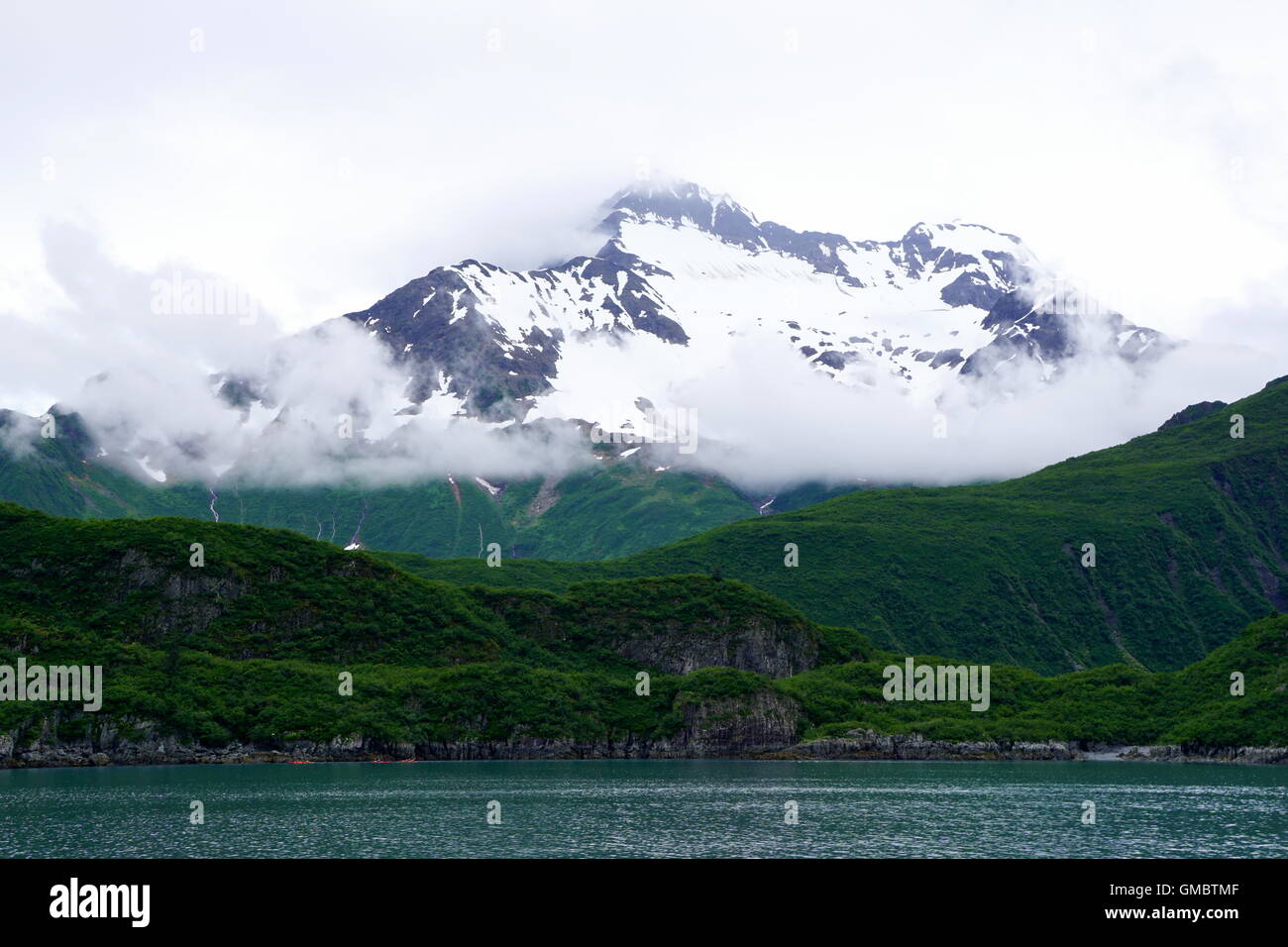 Fumoso montagna di neve presso il Parco nazionale di Kenai Fjords, Seward, Alaska Foto Stock