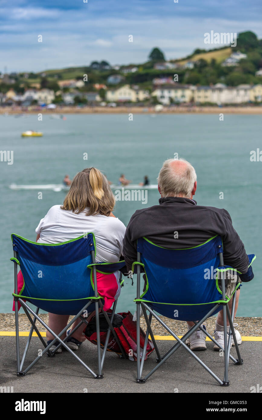 Guardando la regata Foto Stock