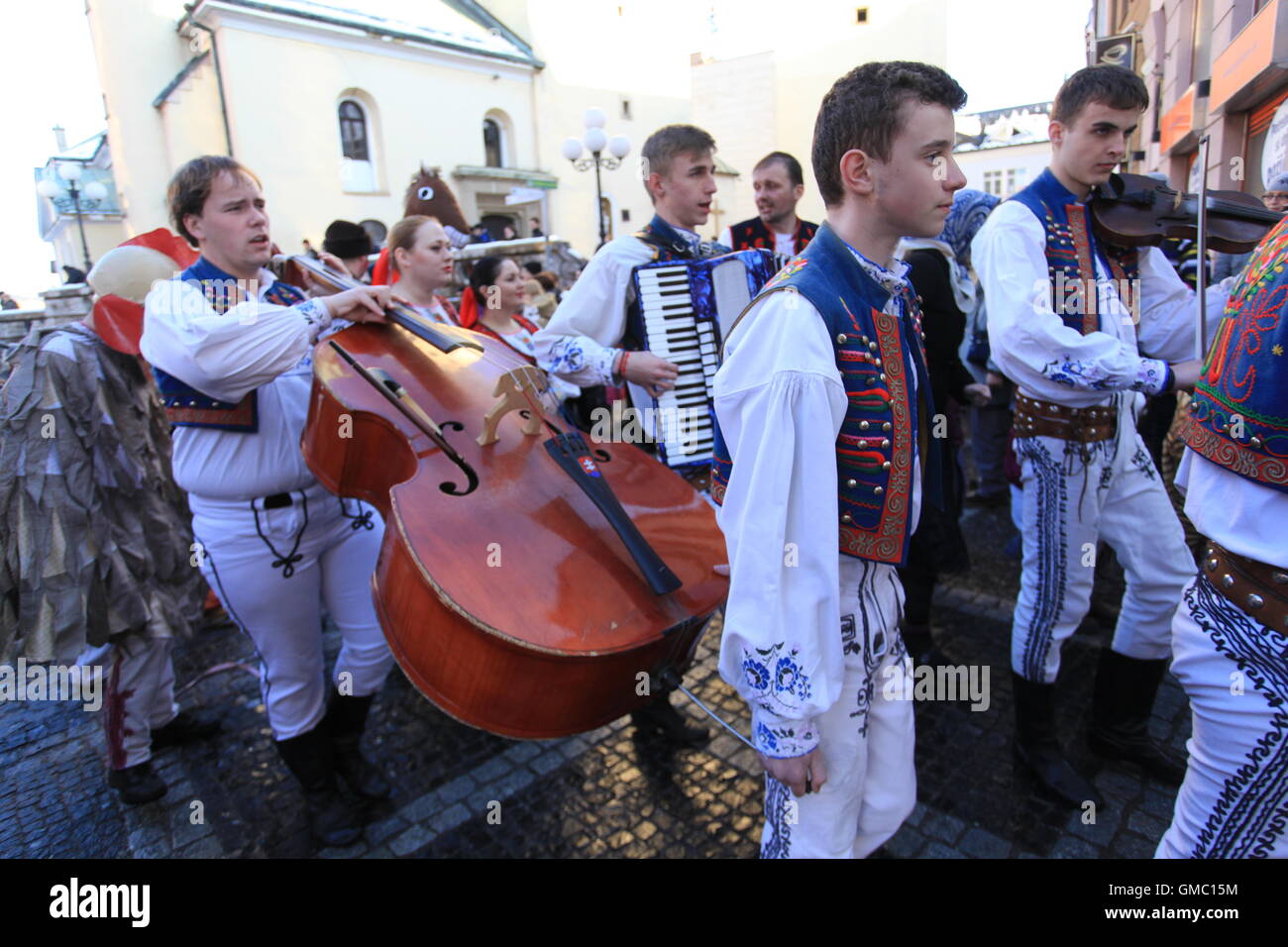 Folklore banda a un festival del martedì grasso (Martedì grasso) che segna l'inizio di quaranta giorni di digiuno (Mercoledì delle Ceneri) in Slovacchia. Foto Stock